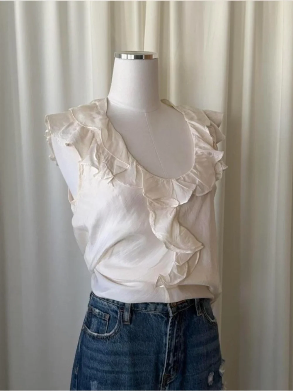 Vintage Y2K Banana Republic 100% Silk Ruffle V Neck Blouse Cream Sleeveless M. - Picture 3 of 8